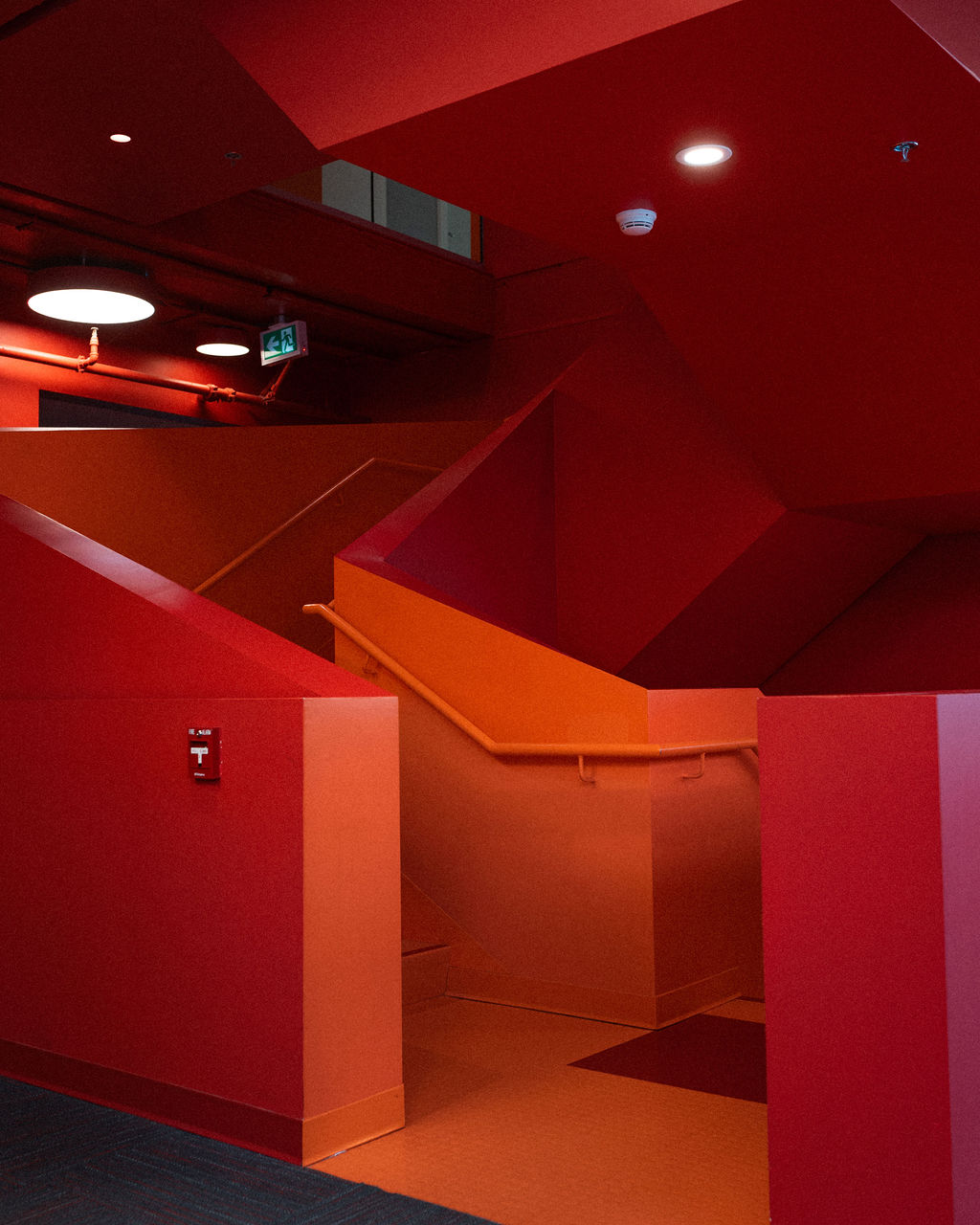 Una escalera en el campus de Vancouver de la Universidad Adler.